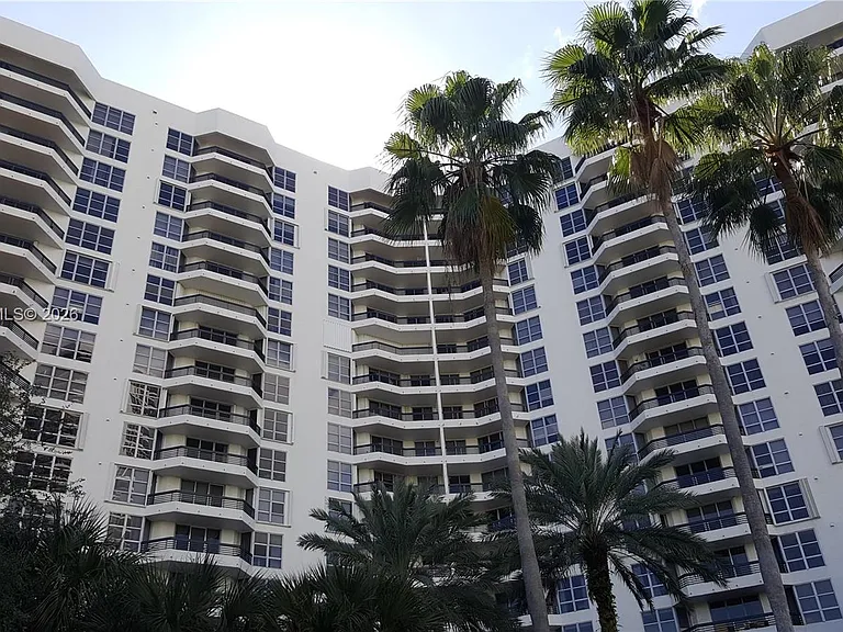 3600 Mystic Pointe Dr #910 — Photo 30