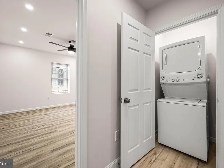 437 W Girard Ave #39-4 — Photo 11