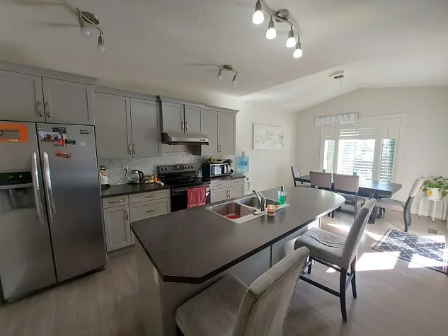 Spacious 4-Bedroom with 3.5 Bathrooms! — Photo 3