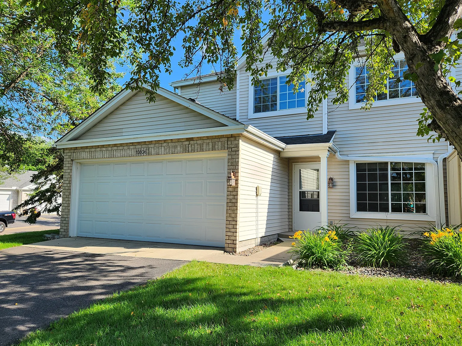 2 bed, 1.5 bath, 1292 sqft, $2,300 — Photo 2