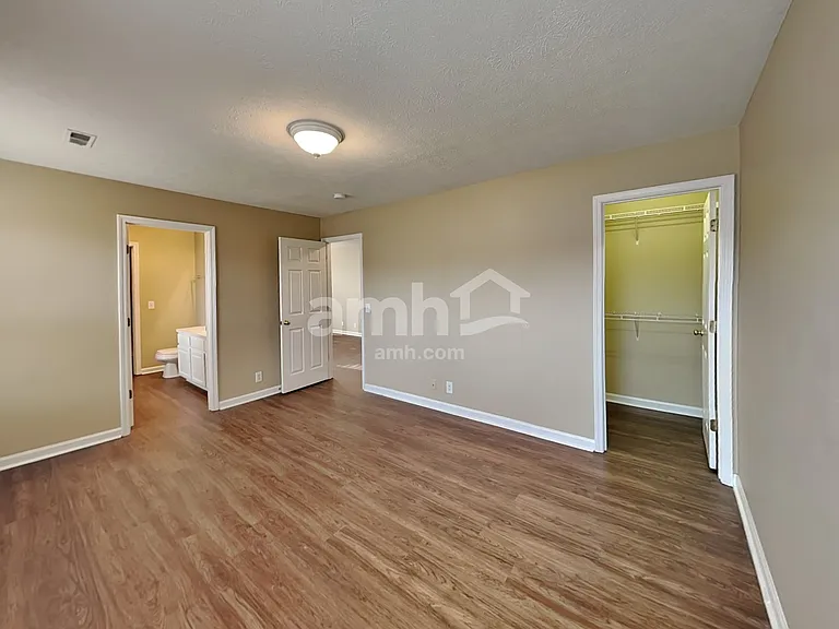 4060 Longfellow Dr — Photo 12
