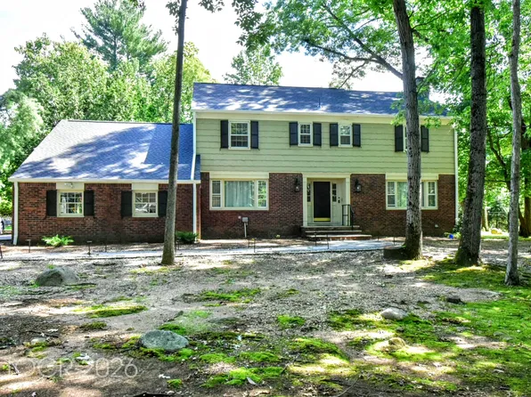 388 Carriage Ln, Wyckoff, NJ 07481