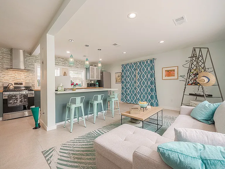 2415 1/2 Rosamond St — Photo 8