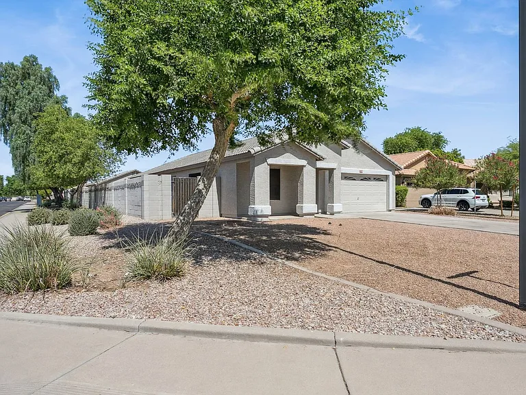 1556 N Rockwell Ct — Photo 3
