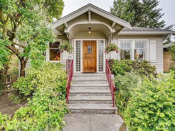 Welcome to Ravenna! This cute 1927, 1,310 sf craftsman sits on a 4,080 sf lot.