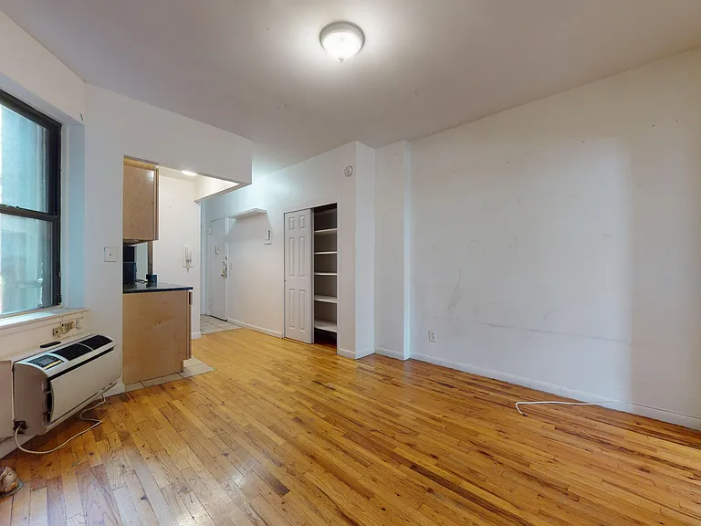 1441 York Ave #2FS — Photo 3