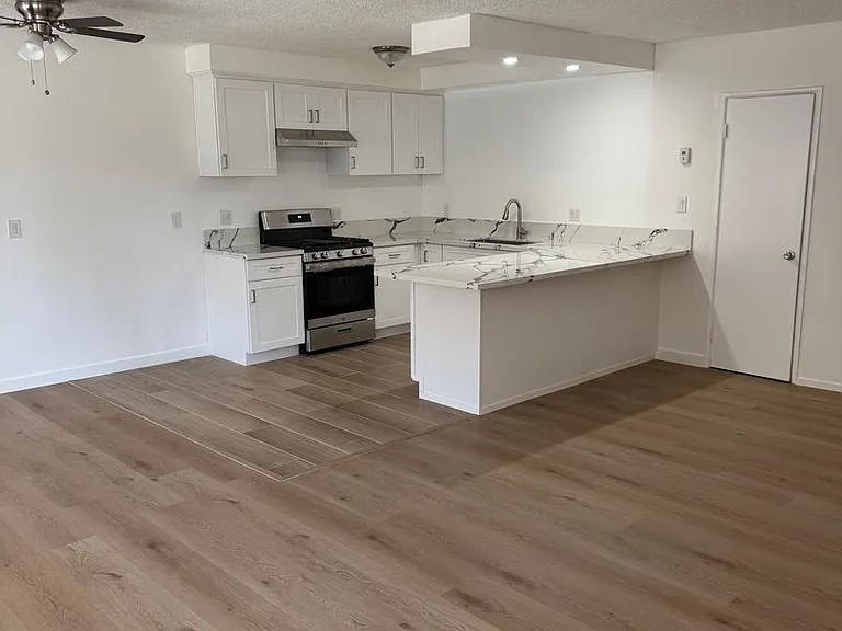 Van Ness Apartments — Photo 8