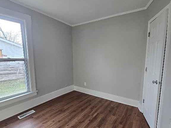 4th image of 604 S Market St