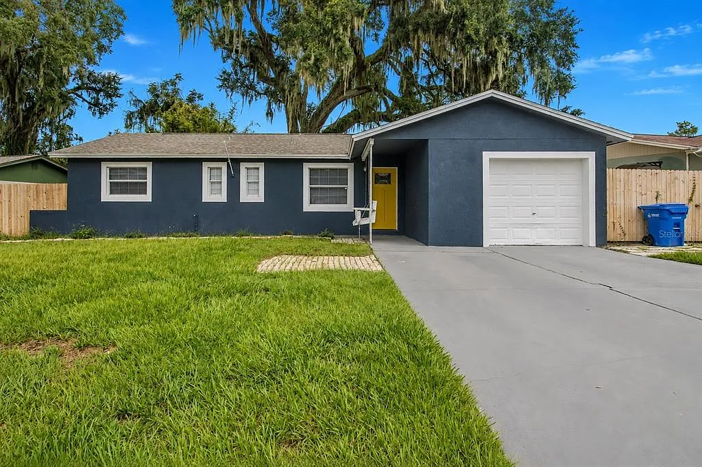 3 bed, 2.0 bath, 1054 sqft, $2,395 — Photo 2