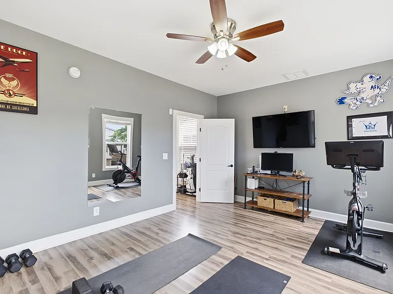 2140 Burns St — Photo 17