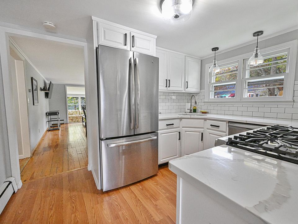 Updated kitchen. Fully stocked