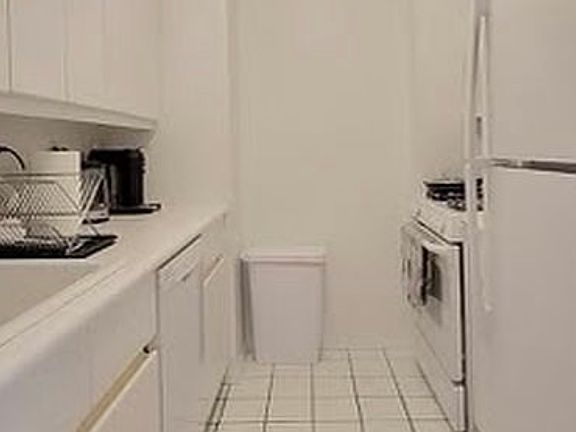 4th image of 200 E 69th St APT 8K