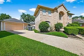 4 bed, 2.5 bath, 2466 sqft, $2,700 — Photo 2