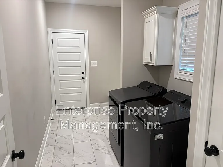 564 Holden Dr — Photo 20