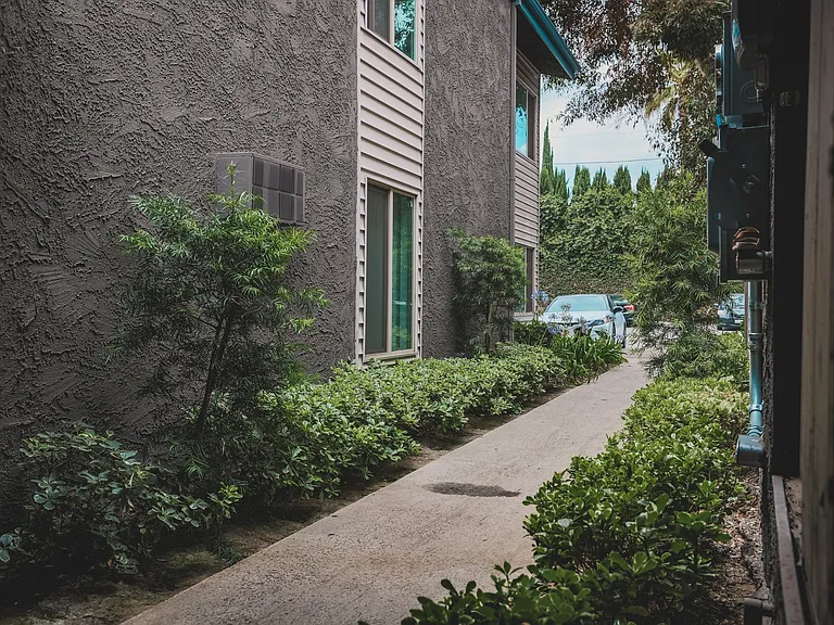 6535 Haskell Ave — Photo 4