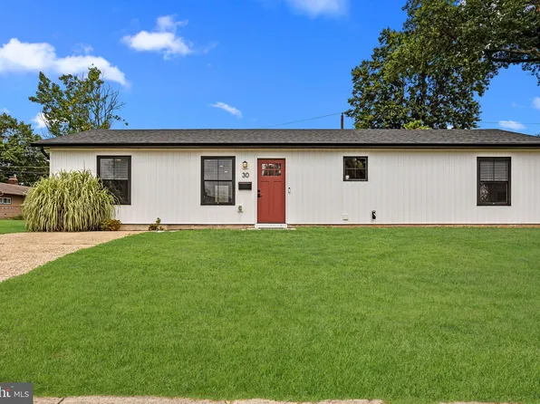 30 Tanglewood Ln, Levittown, PA 19054