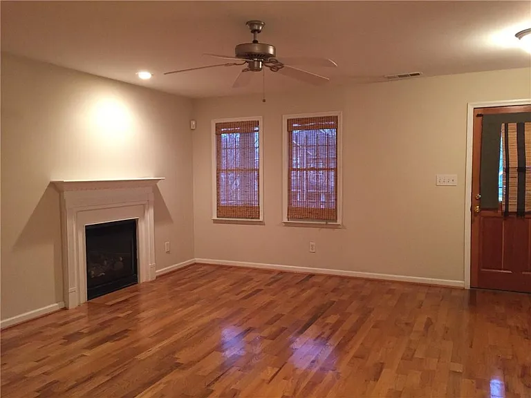 685 Garibaldi St SW — Photo 2