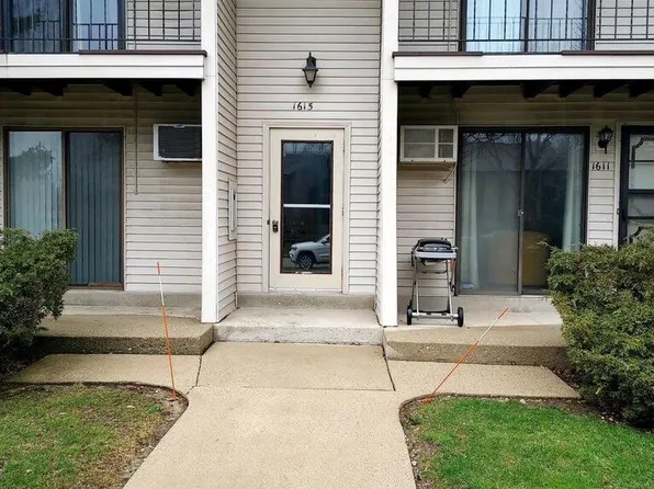 1615 South Coachlight DRIVE #D, New Berlin, WI 53151