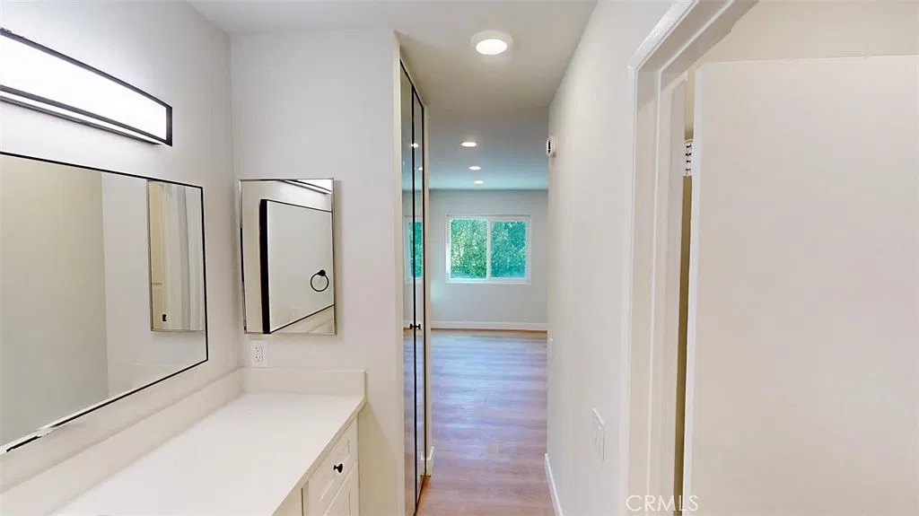 2 bed, 990 sqft, $2,600 — Photo 4