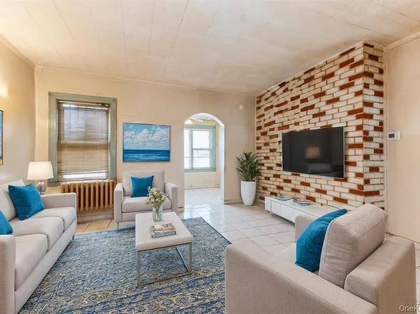 51-30 47th St, Woodside, NY 11377