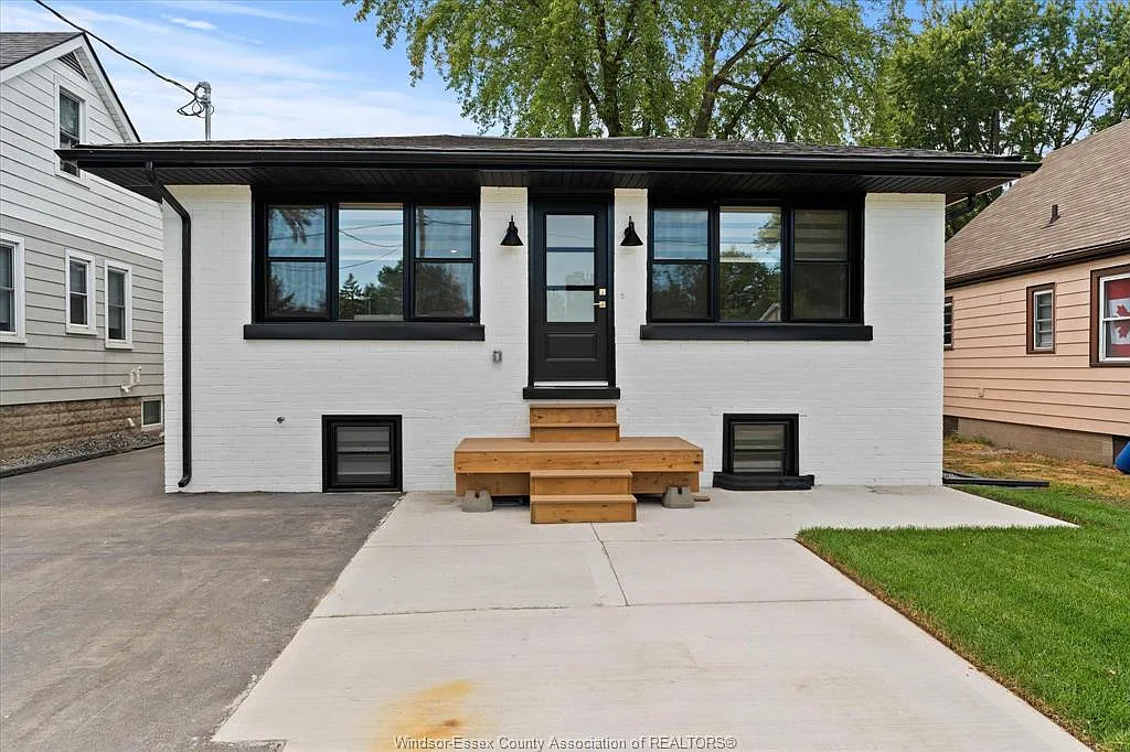 4 bed, $2,950 — Photo 1