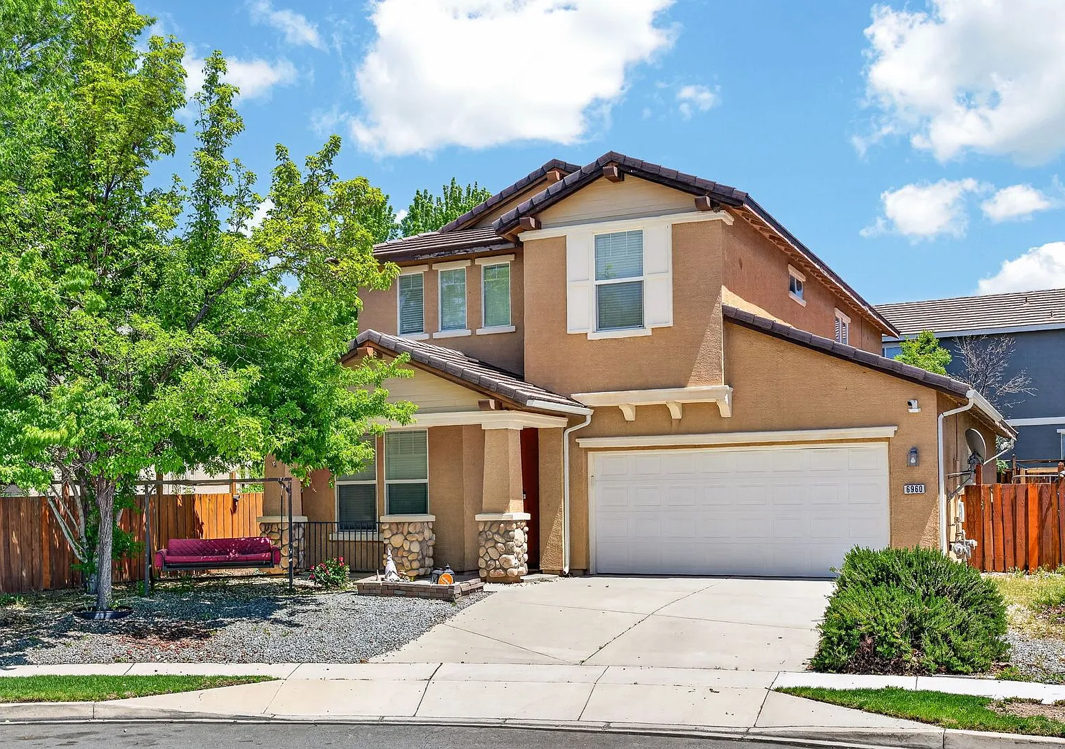 3 bd 2 bth Double Diamond Home Available Now — Photo 2