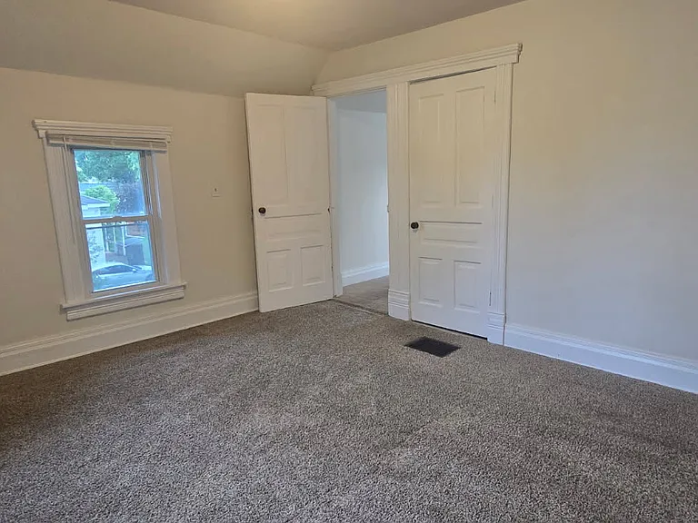 200 S Oak St #B — Photo 11