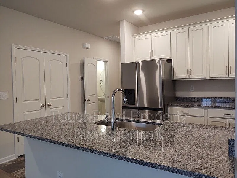 3 bed, 2.5 bath, 1782 sqft, $1,900 — Photo 3