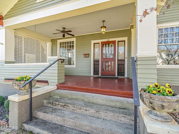 5th image of 122 Leonard Pl