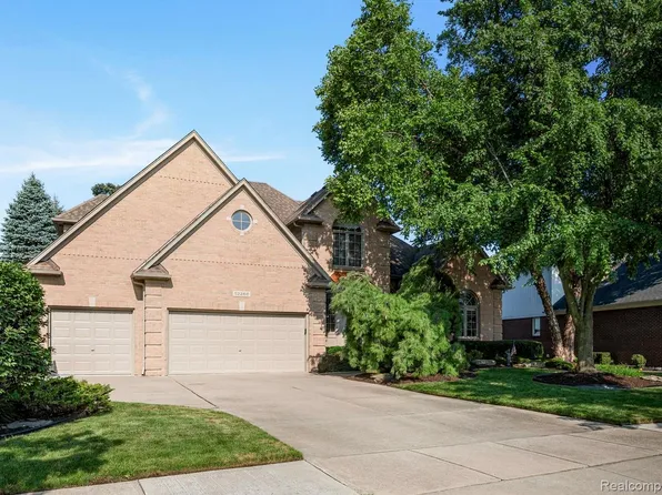 52260 Watkins Glen Dr, Macomb, MI 48042