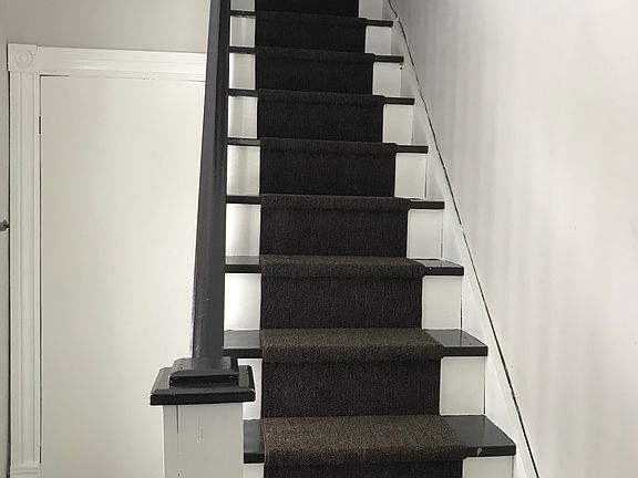 Upper unit front entryway 