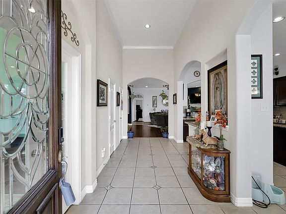 Large front entryway with cute art niche.