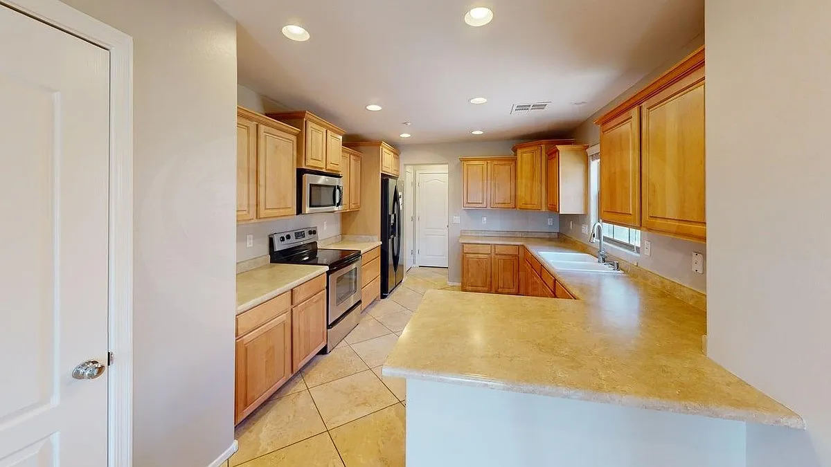 3 bed, 2.5 bath, 1748 sqft, $2,250 — Photo 2