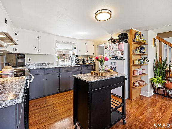 3rd image of 52 Pond Meadow Road