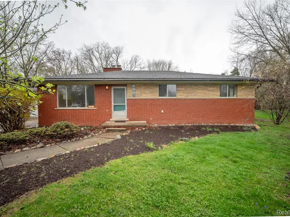 6886 E Nashway Dr, West Bloomfield, MI 48322