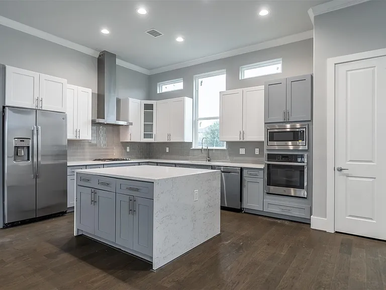 1545 W 22nd St — Photo 11