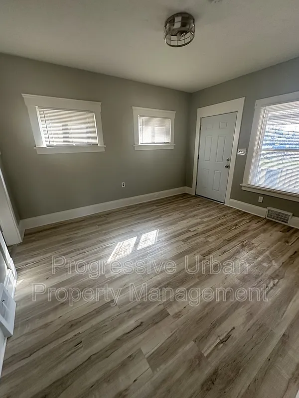 2 bed, 1.0 bath, 646 sqft, $1,200 — Photo 3