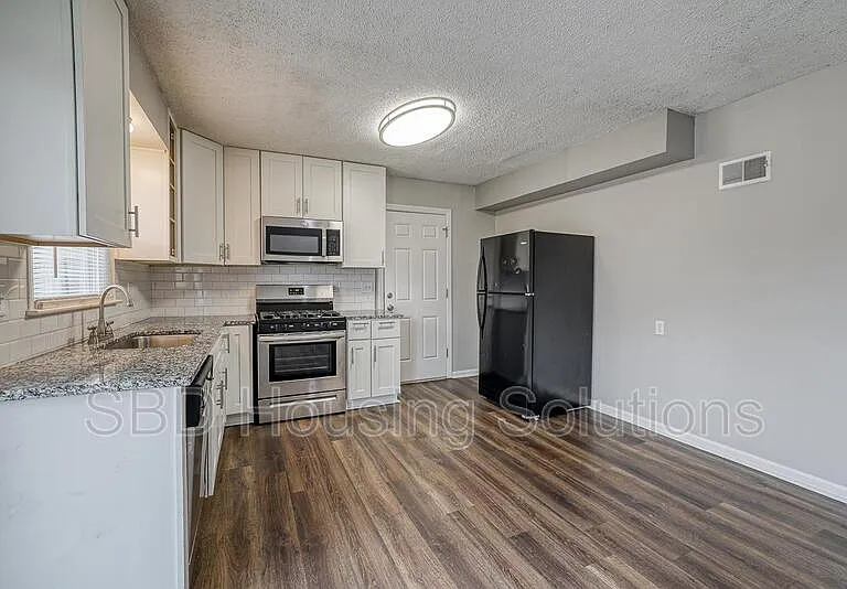 5311 NE 46th Ter — Photo 3