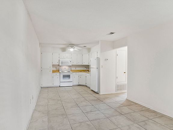 3rd image of 1271 Redwood Ln APT C