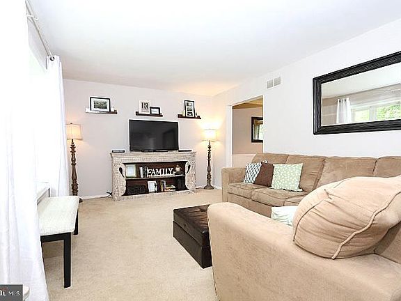 4th image of 1615 Russell Dr