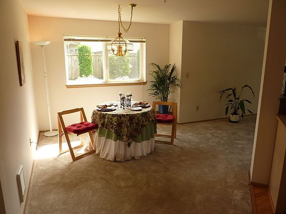 Light and bright dining area.