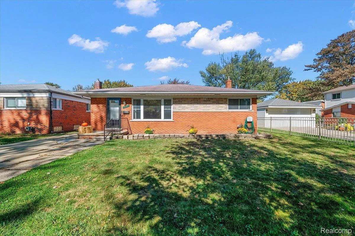 1687 Fontaine Ave photo 1