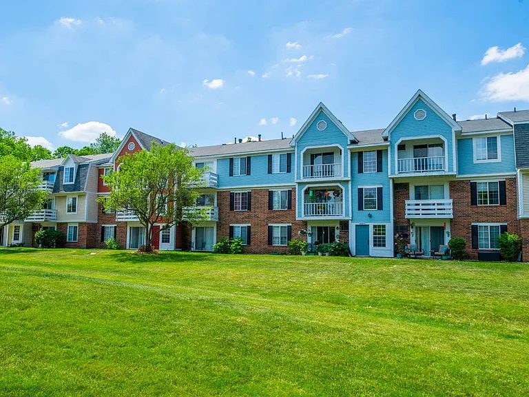 Irish Hills Apartments — Photo 43
