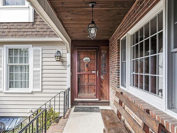 5th image of 17 Rose Glen Dr