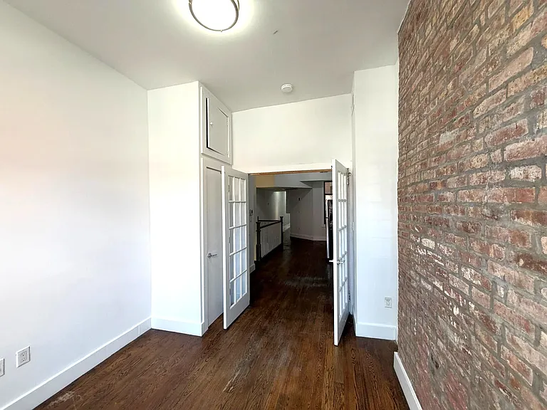 285 Cornelia St #1R — Photo 9