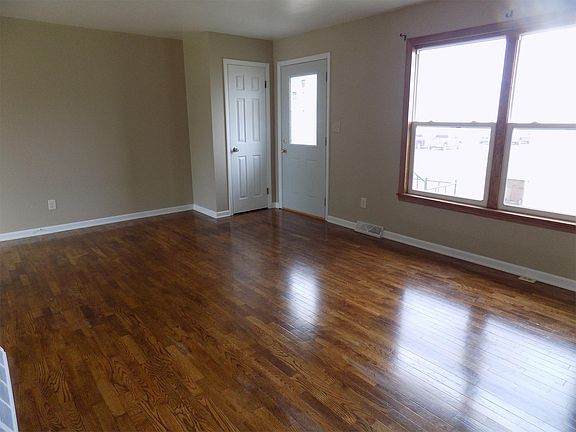 5th image of 1005 E North St