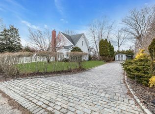 4 Wells Ln, Hampton Bays, NY 11946