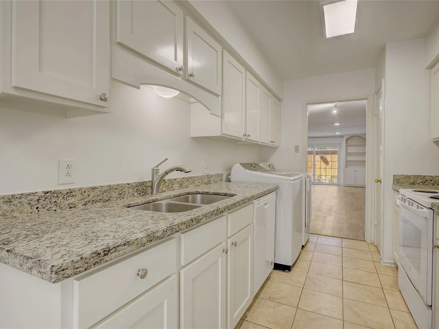 2 bed, 2.5 bath, 1584 sqft, $2,300 — Photo 4