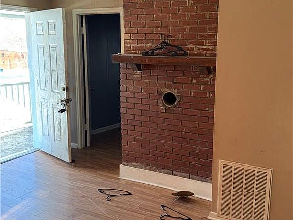 4th image of 607 Lancaster Dr