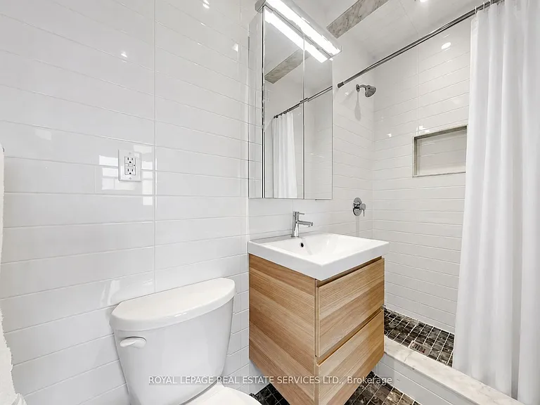 1612 Dundas St W #UPPER — Photo 12